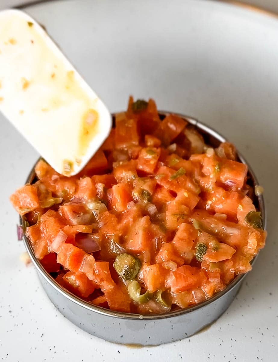 tartare de saumon dans un emporte-pièce avec petite maryse